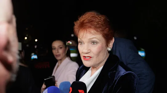 La dirigeante de One Nation, Pauline Hanson, s'entretient avec les médias devant un lieu de Melbourne vendredi soir.