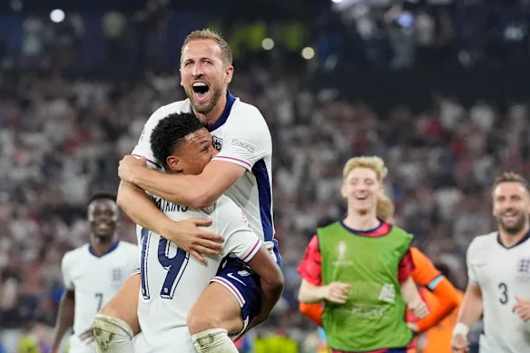 Harry Kane fait la fête avec Ollie Watkins.
