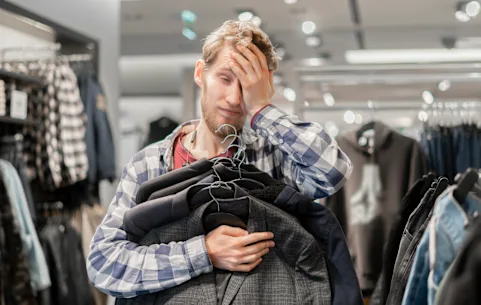 Les vestiaires, les miroirs, le vendeur critique : tout cela n'est qu'un complot.