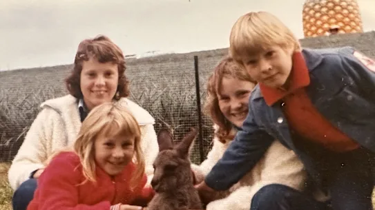 Kate Halfpenny (devant) avec ses frères et sœurs (de gauche à droite) Louise, Jane et Craig.