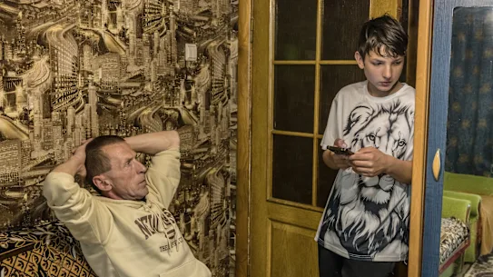 Anatoli Prokhorenko et son père Volodymyr Poltoratskyi dans l'appartement de leurs proches dans la capitale régionale, à deux heures au sud de leur village.