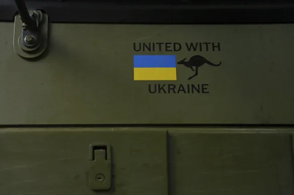 Une mascotte de kangourou aux côtés du drapeau ukrainien du côté d'un Bushmaster. L'Australie a envoyé des dizaines de véhicules blindés dans ce pays ravagé par la guerre.