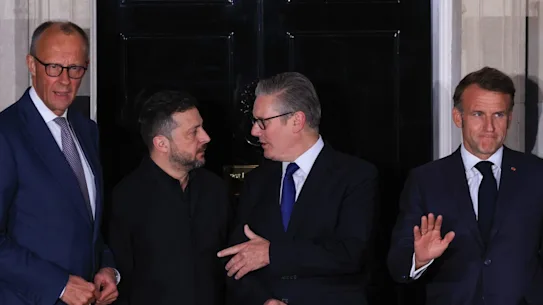 De gauche à droite, le chancelier allemand Friedrich Merz, le président ukrainien Volodymyr Zelensky, le Premier ministre britannique Keir Starmer et le président français Emmanuel Macron après leur rencontre dimanche au 10 Downing Street à Londres.