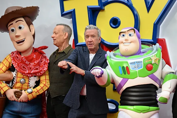 Woody, Tom Hanks, Tim Allen et Buzz l'Éclair lors de l'événement de lancement au Royaume-Uni de Toy Story 5 de Disney et Pixar.