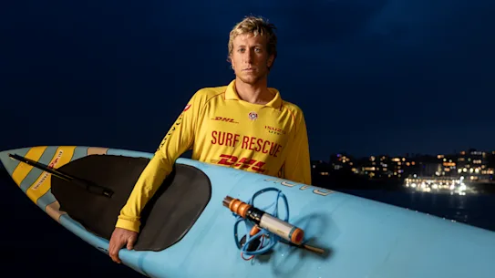   Charlie Verco, sauveteur bénévole de 24 ans, a amené une femme qui avait été attaquée par un requin à Coogee Beach samedi matin. Samedi 13 juin 2026. Photo : Sitthixay Ditthavong