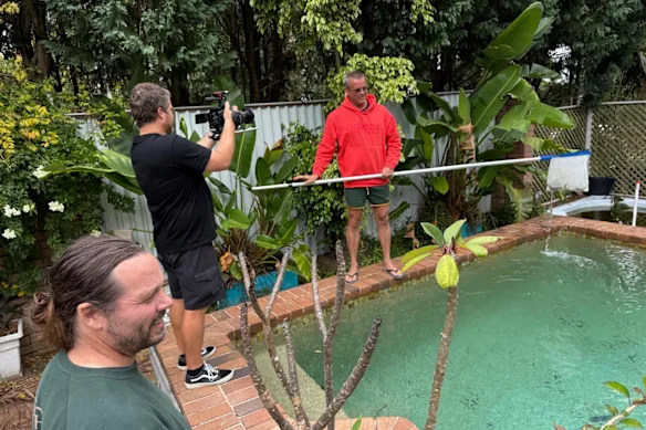 Scott Miller avec l'équipe de tournage du documentaire ABC Deep End : The Scott Miller Story.