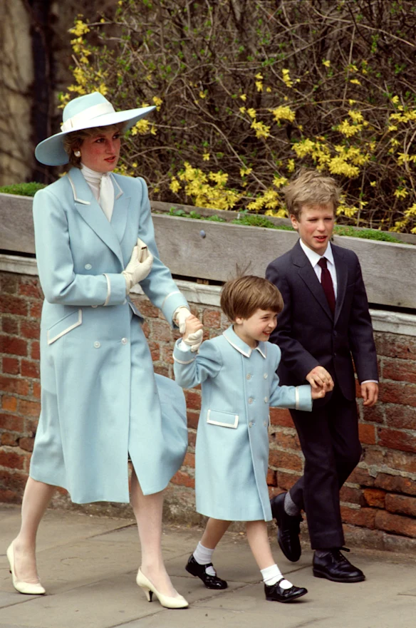La princesse Diana et le prince William portent des manteaux bleus et blancs Catherine Walker en 1987, assistant à un service de Pâques avec Peter Phillips.