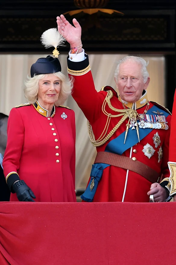 L'approche uniforme du roi Charles III et de la reine Camilla dans sa tenue régimentaire par Fiona Clare à Trooping the Colour.