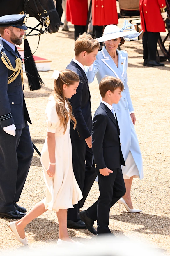 La princesse Charlotte, dans une robe Alessandra Rich, avec le prince George, le prince Louis et Catherine, princesse de Galles, à Trooping the Colour.