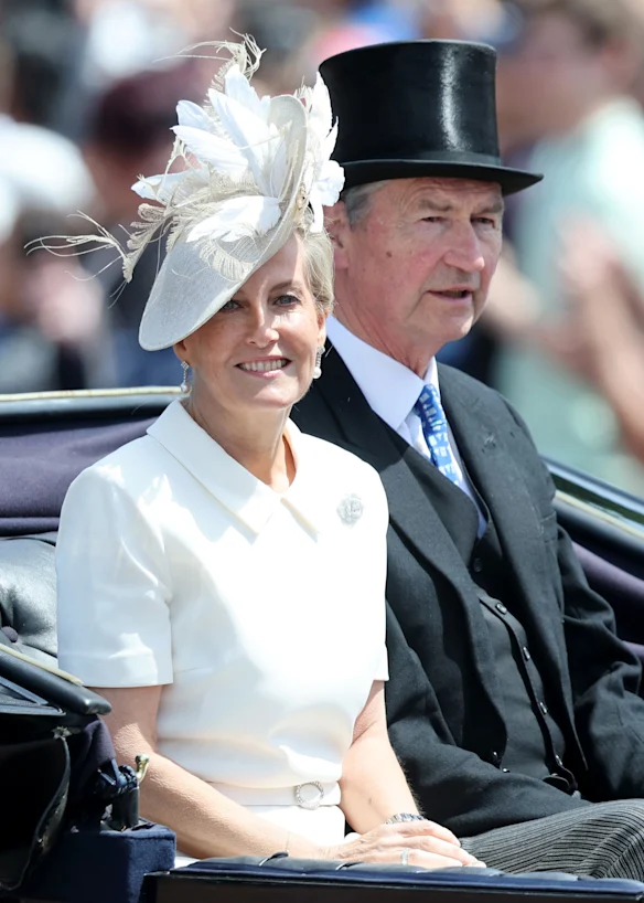 Sophie, duchesse d'Édimbourg, vêtue d'une robe Roland Mouret, avec le mari de la princesse Anne, le vice-amiral Timothy Laurence.