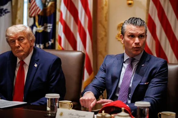 Donald Trump et Pete Hegseth lors d'une réunion du cabinet à la Maison Blanche.
