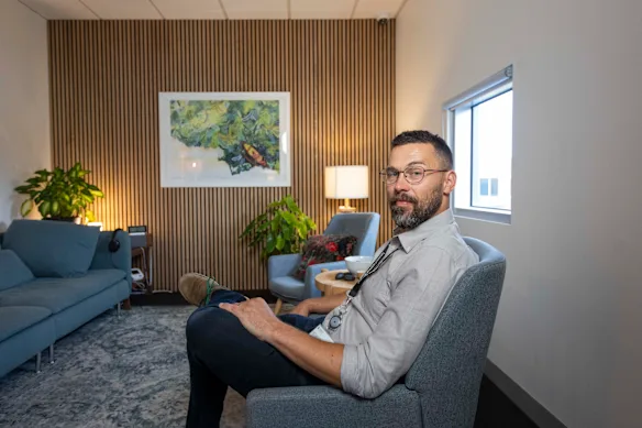 Dr Paul Liknaitzky, directeur du laboratoire psychédélique clinique de l'université Monash, dans l'une des salles de traitement qui sera utilisée pour les essais cliniques.