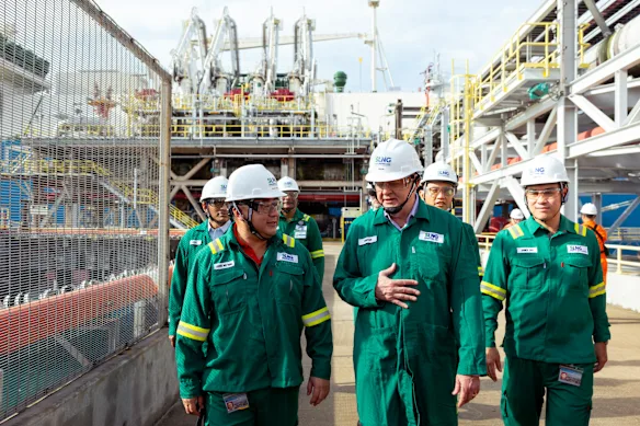 Le Premier ministre Anthony Albanese avec le directeur général de Singapore LNG Corporation, Leong Wei Hung, lors d'une visite des installations sur l'île de Jurong le 10 avril.