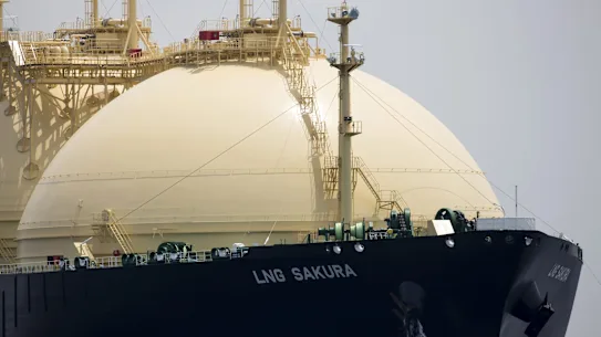 Un méthanier japonais arrive au terminal de Tokyo Gas à Yokohama.