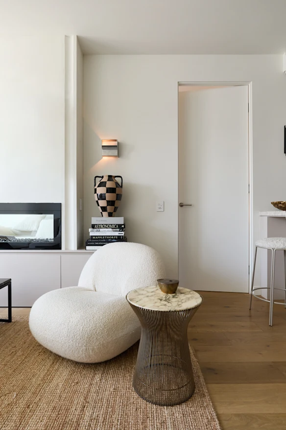 «La table d'appoint Platner est une pièce vintage pour laquelle j'ai fait des folies pendant la pandémie», explique Gurtler. « C'est un design emblématique et j'aime la façon dont la pierre s'est patinée avec le temps.