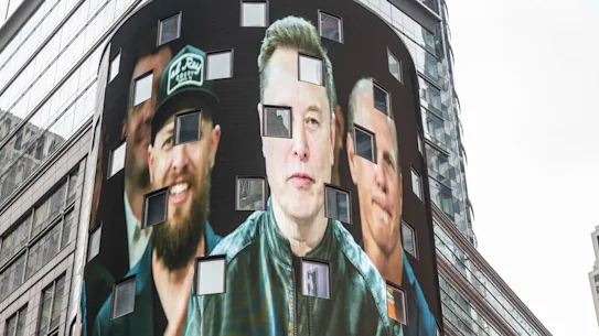 Elon Musk, fondateur de SpaceX, photographié sur un écran à Times Square lors des célébrations de l'introduction en bourse de l'entreprise. Il est désormais le premier milliardaire au monde.