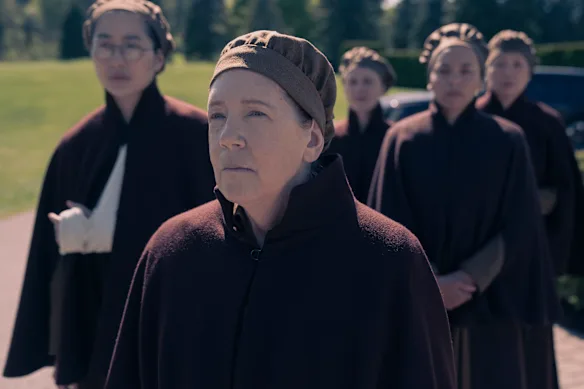 Mabel Li (à gauche) joue Tante Vidala, le bras droit de Tante Lydia dans Les Testaments.