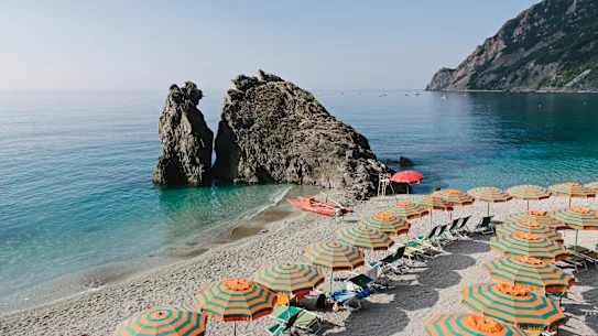 En direction du nord-ouest en direction des Cinque Terre, nous visitons les villages de pêcheurs de Manarola et Monterosso al Mare (photo) et