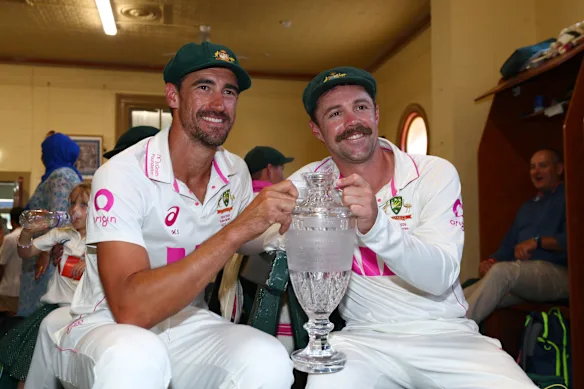 Mitchell Starc et Travis Head avec le trophée Ashes.
