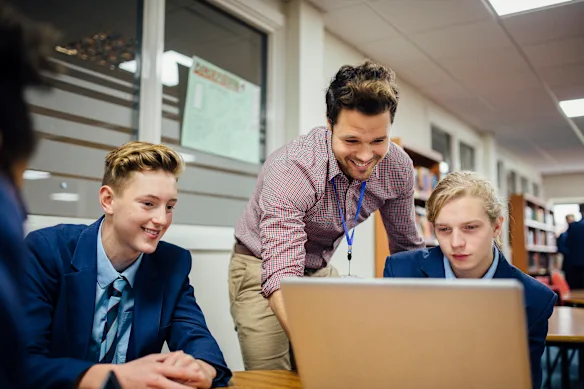 Les parents et les enseignants peuvent voir différentes versions du même enfant, c'est pourquoi il est important de communiquer.