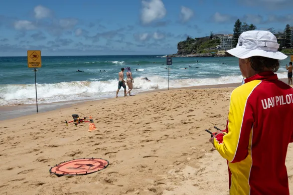 Michael Coventry de la division des véhicules aériens sans pilote de Surf Life Saving NSW exploite un drone avec un haut-parleur. 