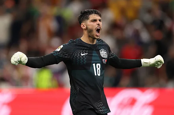 Beach célèbre la victoire 2-0 des Socceroos contre la Turquie.