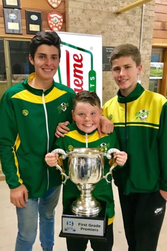 Patrick Beach (à droite) célèbre ses premiers succès avec le Mount Druitt Rangers FC.