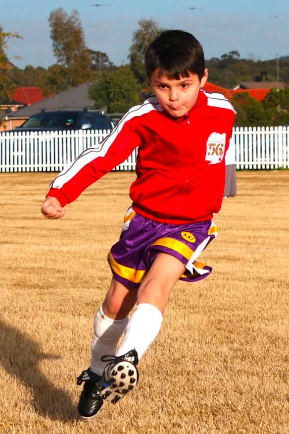 Patrick Beach dans le champ extérieur en tant qu'Alligator avec le Glenmore Park FC.