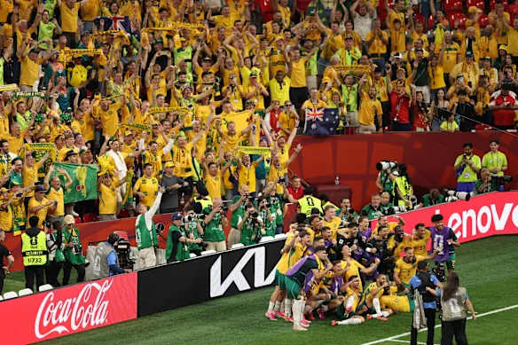 Les Socceroos et leurs fans célèbrent une victoire parfaite au premier tour.