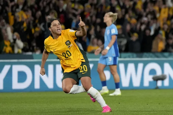 Sam Kerr célèbre après avoir marqué le premier but des Matildas lors de la demi-finale de la Coupe du monde féminine entre l'Australie et l'Angleterre au Stadium Australia de Sydney le 16 août 2023. 
