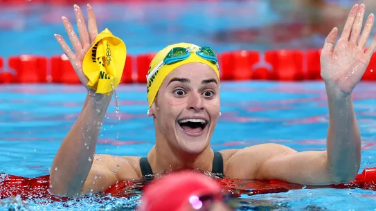 Kaylee McKeown célèbre une médaille d'or aux Jeux olympiques de Paris 2024.