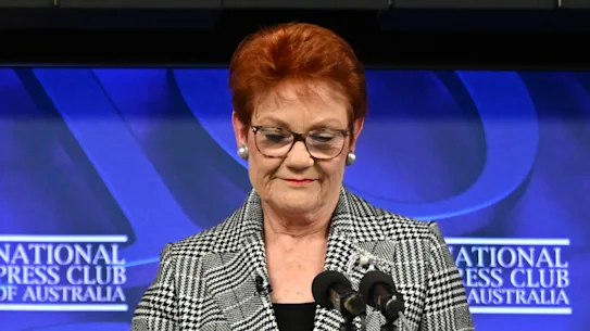 Pauline Hanson et la banderole qui avait perturbé son premier discours au National Press Club.