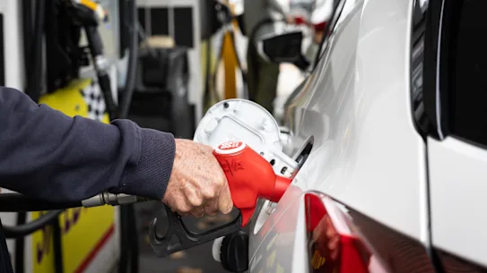 La réduction d'accise sur le carburant accordée par le gouvernement fédéral sera réduite de moitié, passant à 16 cents le litre en juillet. 