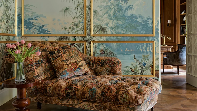 Impressions riches et bois sombre : l'opulence du début du XXe siècle fait un retour en force