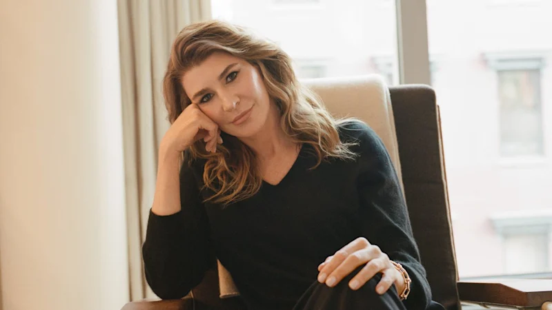 Carisa Janes, fondatrice de Hourglass : sa routine de maquillage quotidienne, ses secrets de soins de la peau et ses incontournables beauté