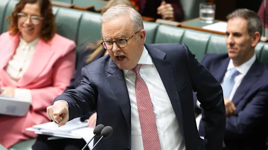 Le Premier ministre Anthony Albanese lors de l'heure des questions au Parlement de Canberra mardi.