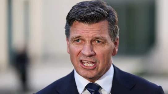 Le chef de l'opposition Angus Taylor lors d'une conférence de presse au Parlement de Canberra.