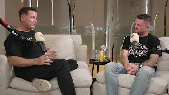 Karl Stefanovic et Tommy Robinson discutent pendant l'épisode de podcast désormais supprimé.