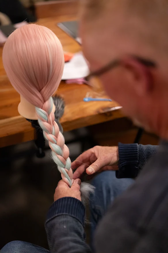 Jim Carroll a assisté à l'atelier avec son fils, Shou Matsui-Carroll. Il souhaite améliorer ses compétences en coiffure pour ses petites-filles.  