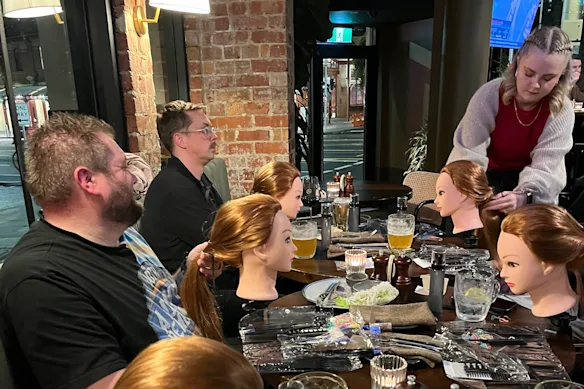 Les papas apprennent à Pints ​​and Ponytails, au Central Club Hotel à North Melbourne.