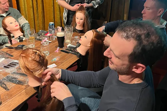 Mark Shaw (devant), père d'une fille de 11 ans, chez Pints ​​& Ponytails.