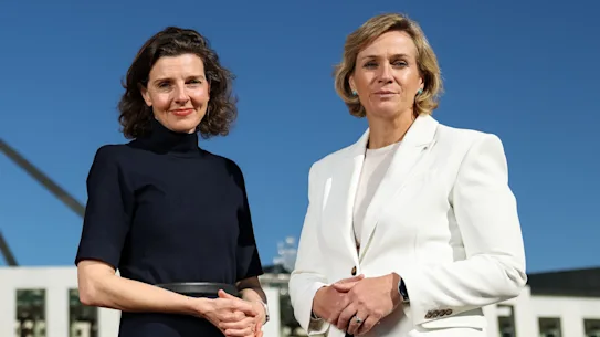 Député de Wentworth Allegra Spender (à gauche) et député de Warringah Zali Steggall. 