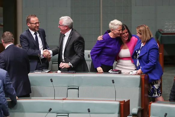 Les députés Adam Bandt, Andrew Wilkie, Kerryn Phelps, Julia Banks et Rebekha Sharkie célèbrent l'adoption du projet de loi sur l'évacuation sanitaire par la Chambre des représentants.