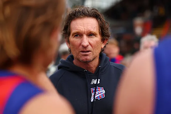 Sur les outils : James Hird dans son rôle de directeur du coaching à Port Melbourne.