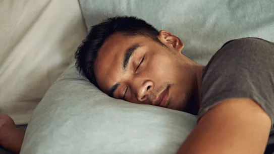 Si vous vous réveillez avec une gêne ou une raideur, certains ajustements de votre posture de sommeil peuvent vous aider.