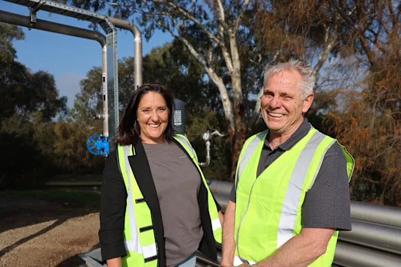 Suzanne McConchie, responsable du développement commercial de Barwon Asset Solutions, et Nick Meeten, directeur d'Applied Energy, photographiés avec la technologie opérationnelle sur le site de Barwon Asset Solution à Breakwater, dans le sud de Geelong.