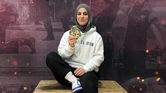 Combattant talentueux de MMA, Sumaiah Alshakshir est également un ancien employé de Venture Egg et Bespoke Marketing. Elle a été reconnue coupable en 2021 de délits de fraude.