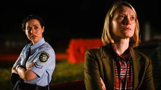 La jeune Millie Farah (Kat Hoyos), la jeune Georgia Cooke (Mia Wasikowska) dans The Killings at Parrish Station.