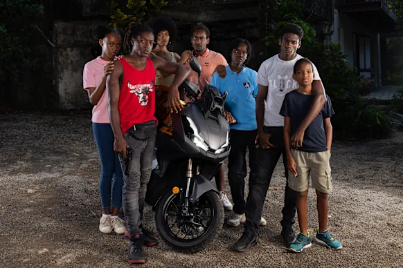 Bandi suit une famille des Caraïbes qui se tourne vers le crime après la mort de sa mère.