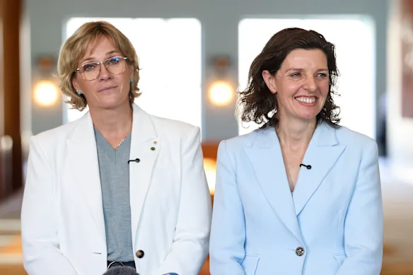 Zali Steggall (à gauche) et Allegra Spender jeudi. Ils ont uni leurs forces pour former le parti Community Strong Australia.